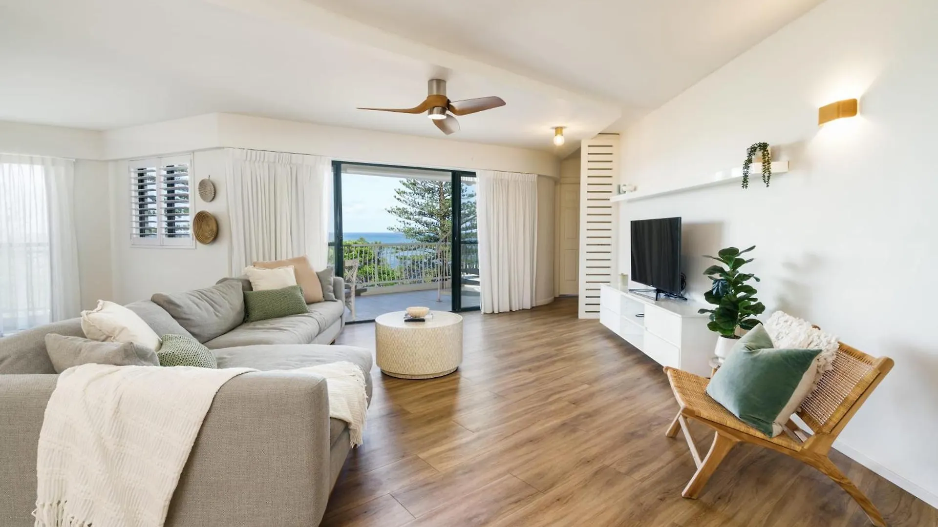 شقة Tranquil Tides Retreat - Coastal Waterfront Escape كالوندرا