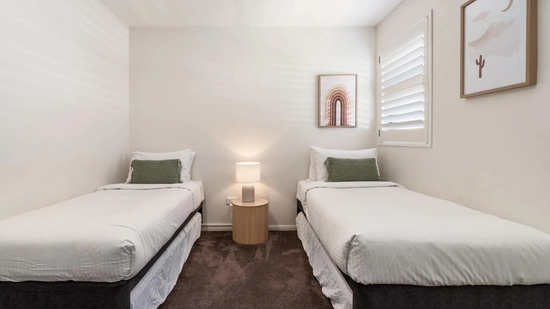 شقة Tranquil Tides Retreat - Coastal Waterfront Escape كالوندرا