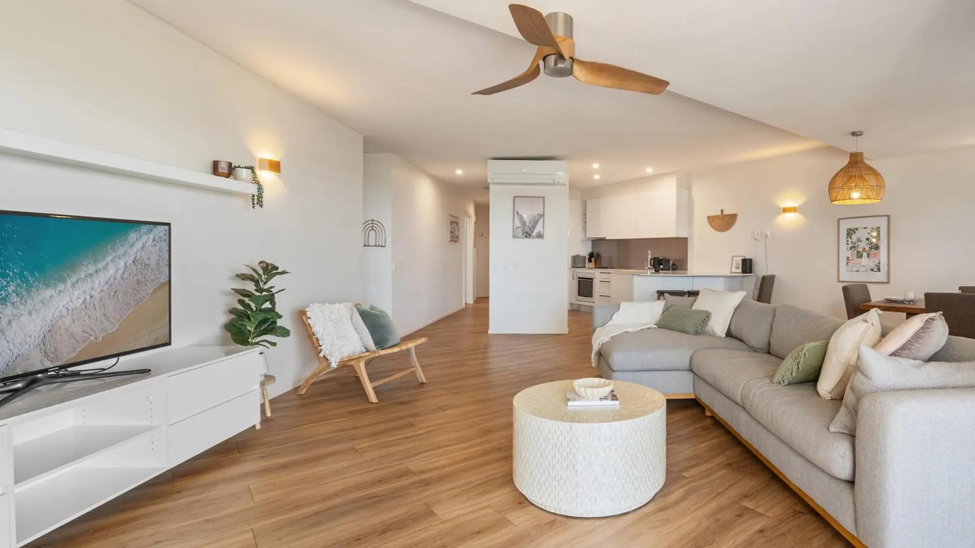 شقة Tranquil Tides Retreat - Coastal Waterfront Escape كالوندرا 0*,  أستراليا